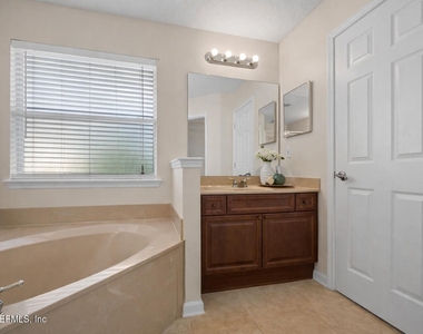 4182 Victoria Lakes Drive W - Photo Thumbnail 3