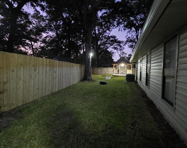 7411 Colony Cove Lane - Photo Thumbnail 20