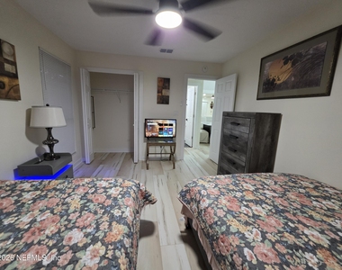 7411 Colony Cove Lane - Photo Thumbnail 10