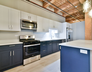 11 E Illinois Street - Photo Thumbnail 3