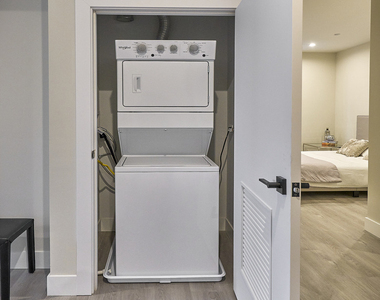 451 E Pershing Avenue - Photo Thumbnail 8