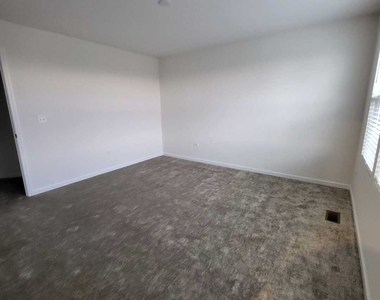 2227 Horseshoe Circle - Photo Thumbnail 13