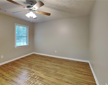 1302 Milstead Trace Ne - Photo Thumbnail 12