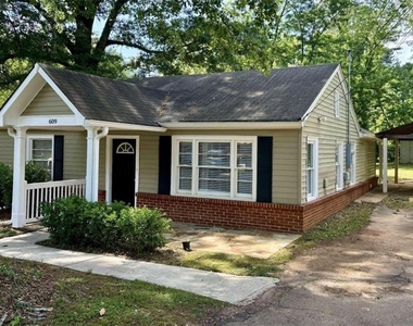 609 San Fernardo Drive Se - Photo Thumbnail 1