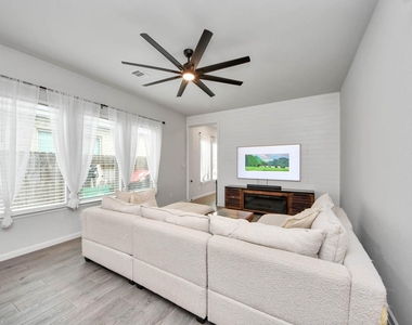 4219 Colony Lane - Photo Thumbnail 3