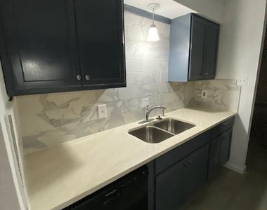 12728 Shannon Hills Drive - Photo Thumbnail 16