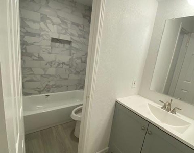 12728 Shannon Hills Drive - Photo Thumbnail 15