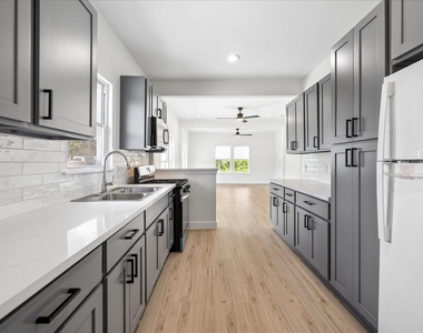 7702 Sealey Street - Photo Thumbnail 2