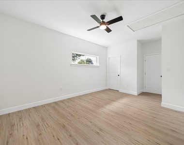 7702 Sealey Street - Photo Thumbnail 3