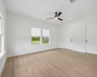 7702 Sealey Street - Photo Thumbnail 8