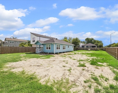 7702 Sealey Street - Photo Thumbnail 5