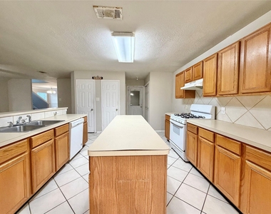 6827 Autumn Thistle Drive - Photo Thumbnail 7