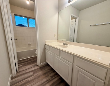 6827 Autumn Thistle Drive - Photo Thumbnail 9