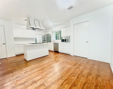 3126 Village Woods Drive - Photo Thumbnail 4