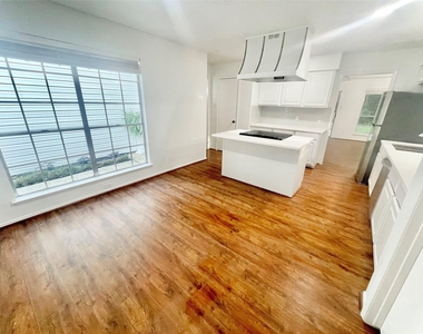 3126 Village Woods Drive - Photo Thumbnail 5
