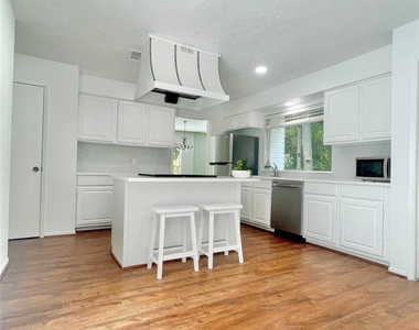 3126 Village Woods Drive - Photo Thumbnail 8