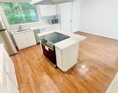3126 Village Woods Drive - Photo Thumbnail 6