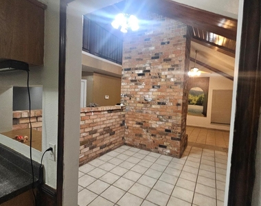 4011 Ne Alshire Drive - Photo Thumbnail 8