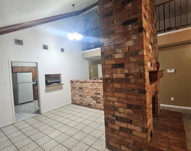 4011 Ne Alshire Drive - Photo Thumbnail 2