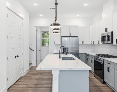 1404 Mansfield Street - Photo Thumbnail 6
