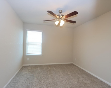 7219 Toluca Drive - Photo Thumbnail 14