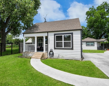 7003 Darien Street - Photo Thumbnail 5