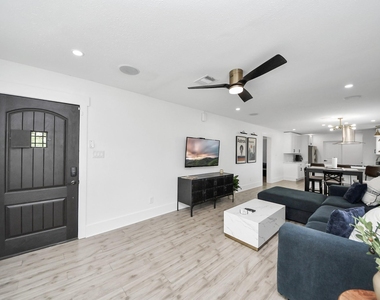 7003 Darien Street - Photo Thumbnail 7