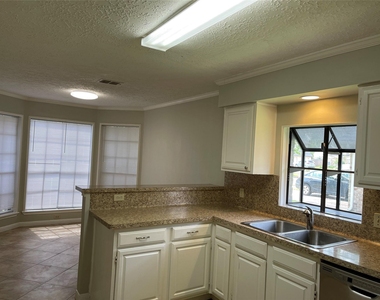 3118 Redcliff Drive - Photo Thumbnail 2
