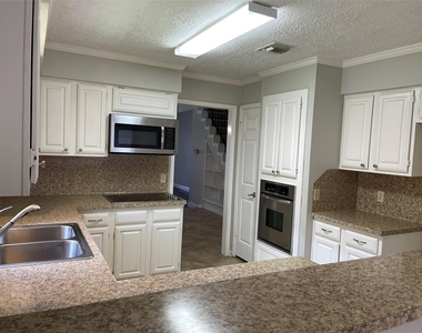 3118 Redcliff Drive - Photo Thumbnail 4