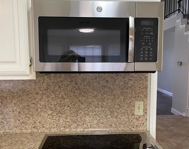 3118 Redcliff Drive - Photo Thumbnail 5