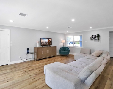 6111 Shadow Crest Street - Photo Thumbnail 2