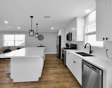 6111 Shadow Crest Street - Photo Thumbnail 5
