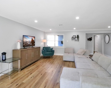 6111 Shadow Crest Street - Photo Thumbnail 3