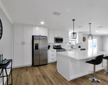 6111 Shadow Crest Street - Photo Thumbnail 4