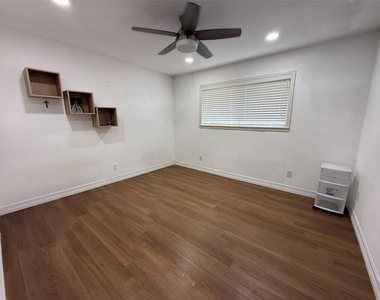 11915 Steppingstone Lane - Photo Thumbnail 16