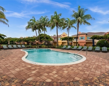 8641 Piazza Del Lago Circle - Photo Thumbnail 32