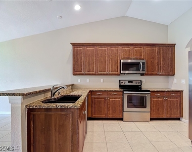 1726 Trafalgar Parkway - Photo Thumbnail 10