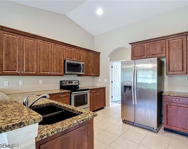 1726 Trafalgar Parkway - Photo Thumbnail 11