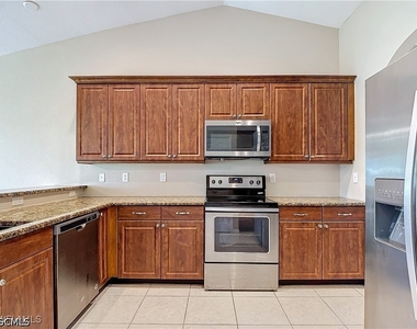 1726 Trafalgar Parkway - Photo Thumbnail 9