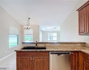 1726 Trafalgar Parkway - Photo Thumbnail 7