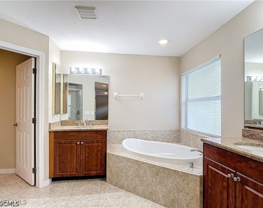 1726 Trafalgar Parkway - Photo Thumbnail 24