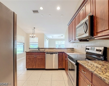 1726 Trafalgar Parkway - Photo Thumbnail 6