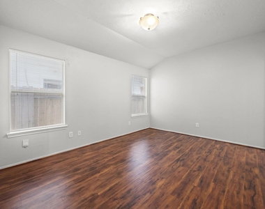 2746 Grahamwood Lane - Photo Thumbnail 15