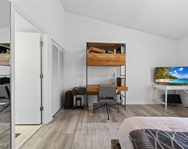 823 Meadowland Drive - Photo Thumbnail 15