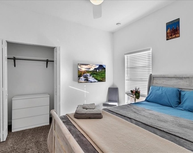 2402 W Fig Street - Photo Thumbnail 5