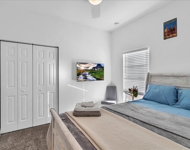 2402 W Fig Street - Photo Thumbnail 4