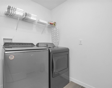2131 Derwent Drive - Photo Thumbnail 12