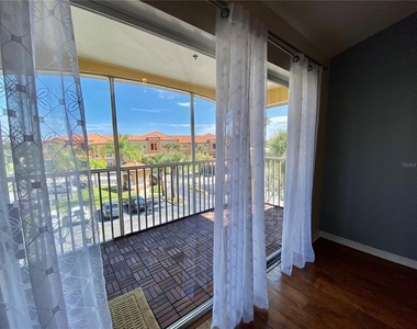 5467 Vineland Road - Photo Thumbnail 3