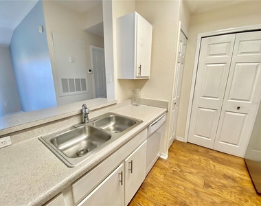 5467 Vineland Road - Photo Thumbnail 15