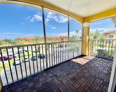 5467 Vineland Road - Photo Thumbnail 2